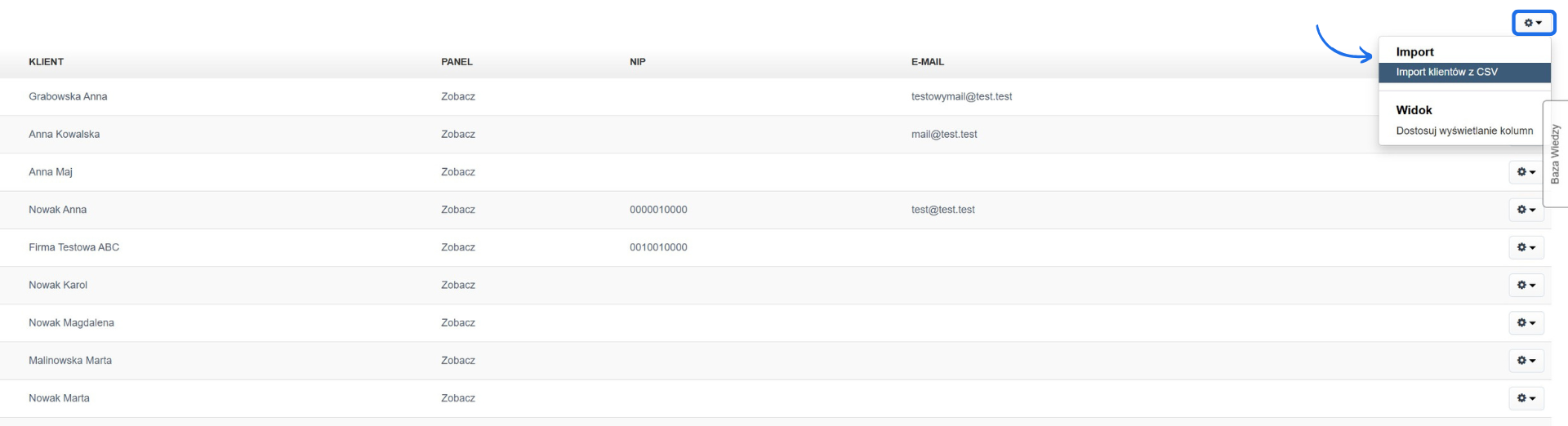 Lista klientów w systemie fakturowym z rozwiniętym menu importu, podświetloną opcją 'Import klientów z CSV' do masowego dodawania danych.
