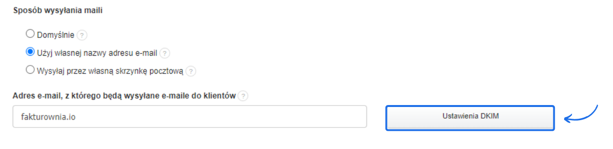 Ekran ustawień wysyłania maili z zaznaczoną opcją 'Użyj własnej nazwy adresu e-mail' oraz wpisanym adresem 'fakturownia.io'. Widoczny przycisk 'Ustawienia DKIM'.
