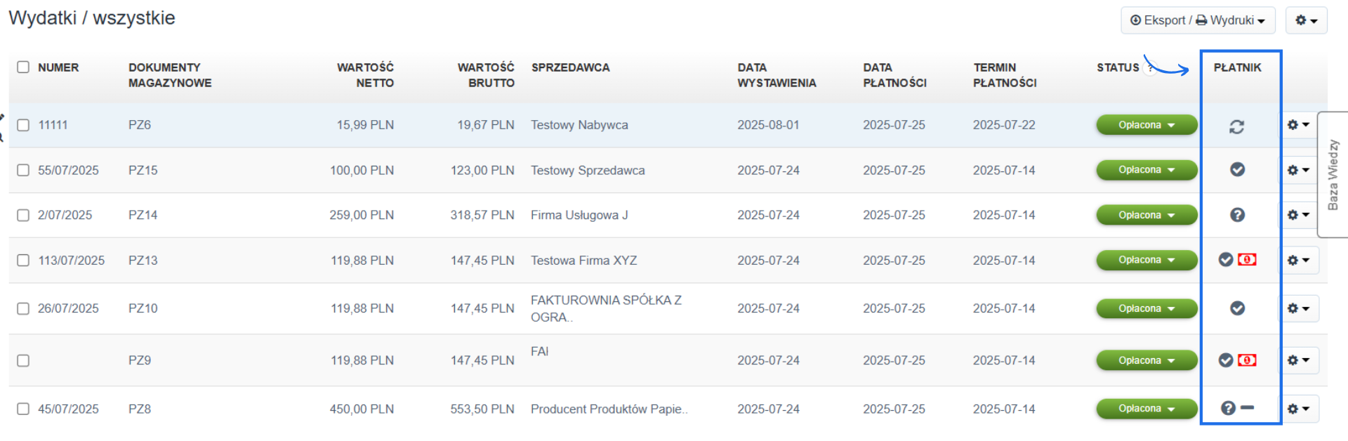 Lista faktur kosztowych z aktywną kolumną płatnik i ikonami, które wskazują na status weryfikacji podatnika i jego numeru konta bankowego na białej liście.