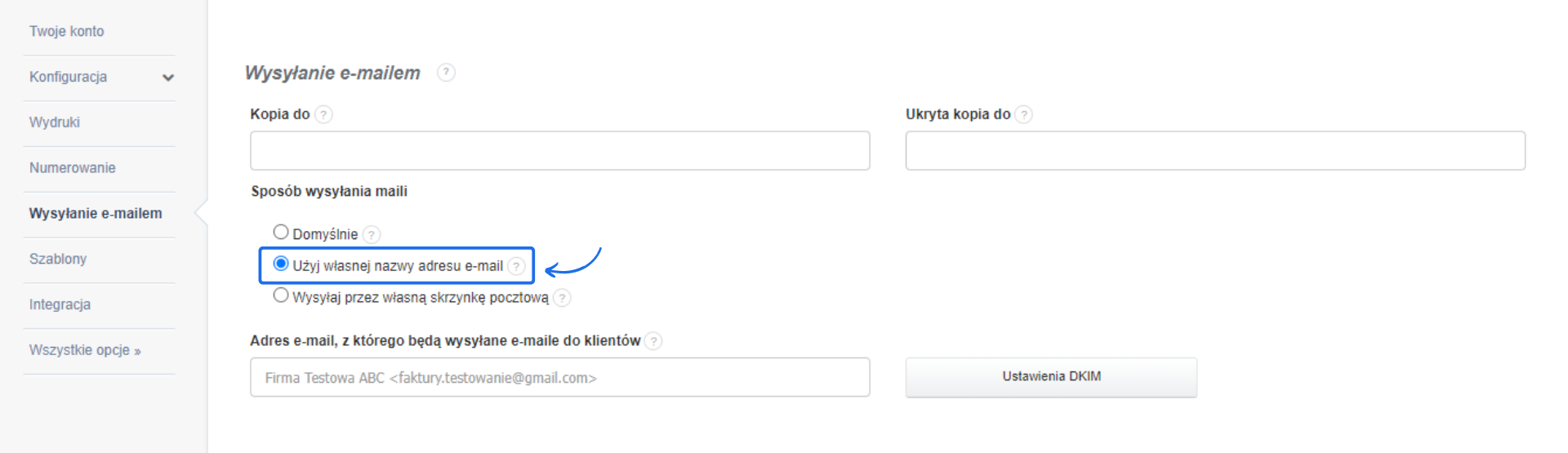 Ekran konfiguracji wysyłania e-maili w systemie Fakturownia, z zaznaczoną opcją użycia własnej nazwy adresu e-mail oraz polami na kopię do, ukrytą kopię do, adres e-mail nadawcy i ustawienia DKIM.
