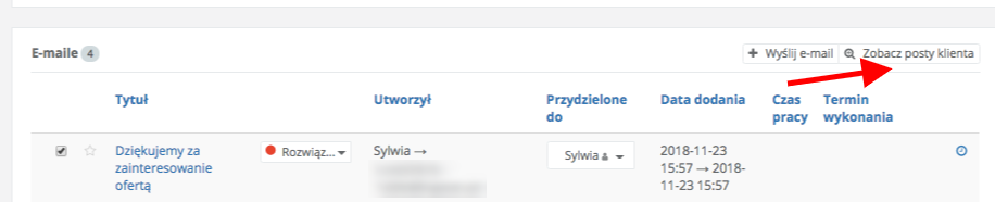 Sekcja maili na karcie klienta z wyróżnionym przyciskiem Zobacz posty klienta po prawej stronie