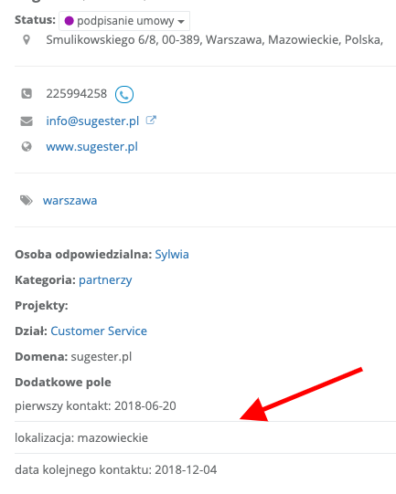 Karta klienta w Sugesterze  ze strzałką wskazującą na sekcję Dodatkowe pola