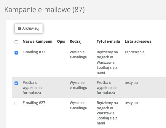 Lista kampanii mailingowych w Sugesterze z zaznaczonymi checkboxami przy kampaniach i przyciskiem Archiwizuj na górze listy 