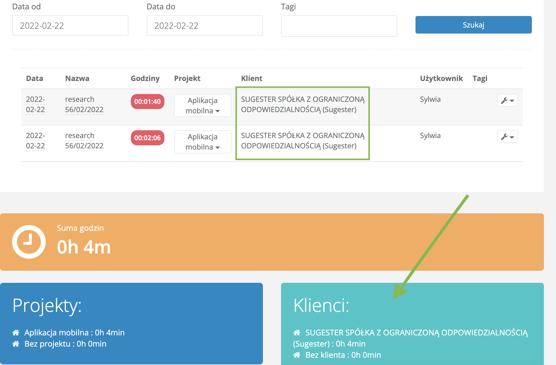Podgląd raportu czasu pracy w Sugesterze z zaznaczoną na zielono kolumną klient i podsumowaniem godzin dla tego klienta