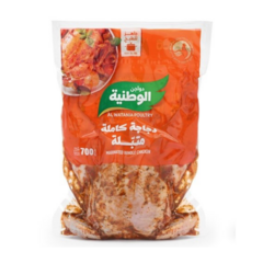 دجاجة كاملة متبلة طازجة