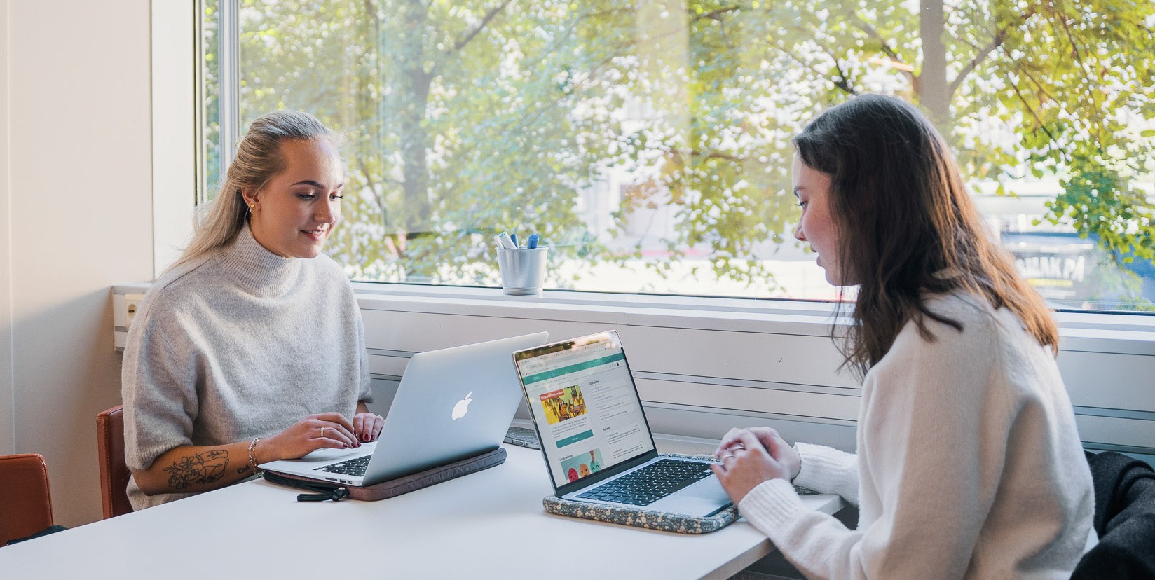 To studenter på campus ved Oslo Nye Høyskole