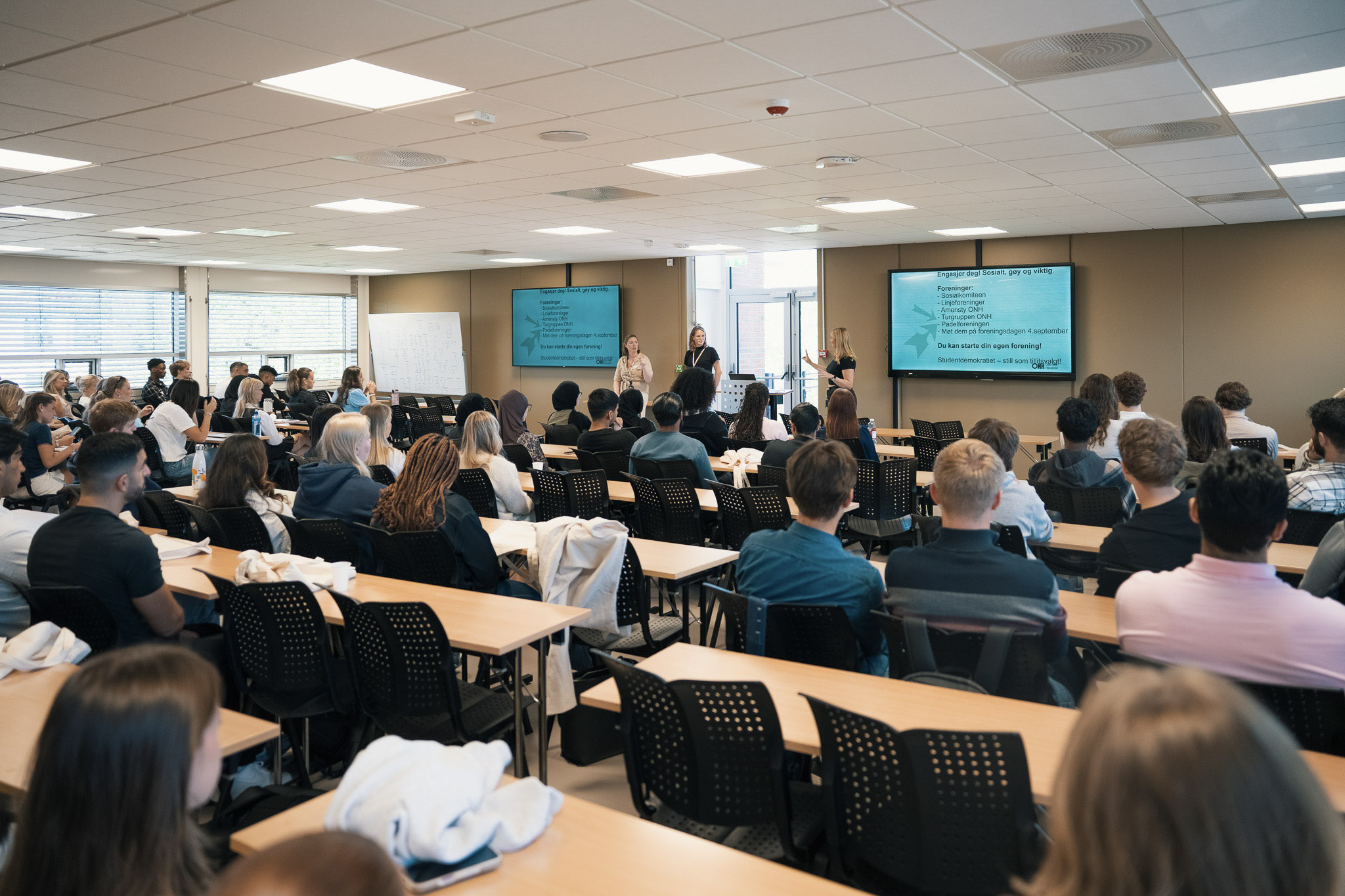 Studenter i undervisning eller gruppearbeid på Oslo Nye Høyskole