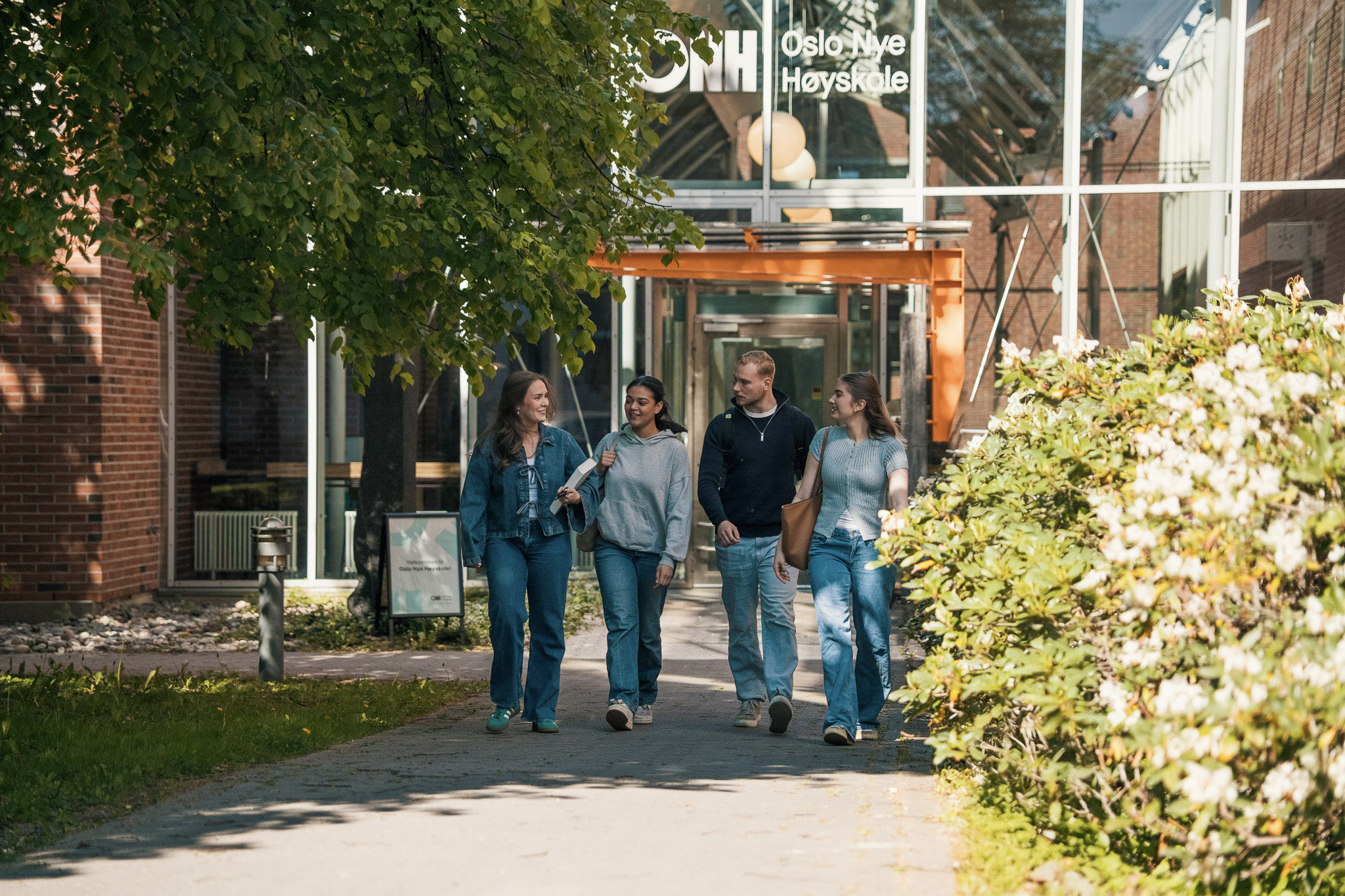 Studenter på campus ved Oslo Nye Høyskole