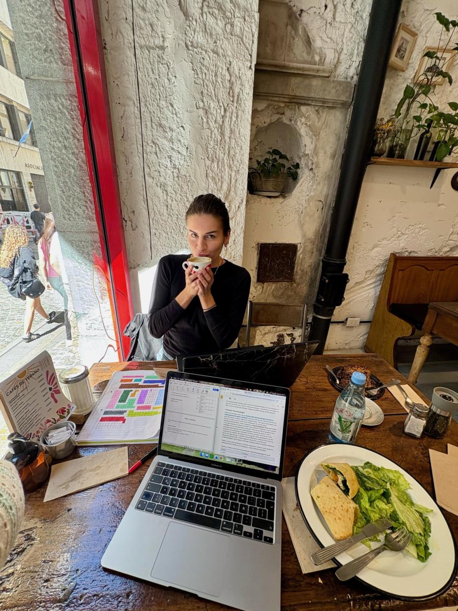 Studere på café