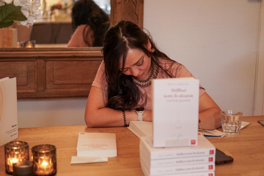 Olga Lehmann signerer boka Stillhet som livskunst