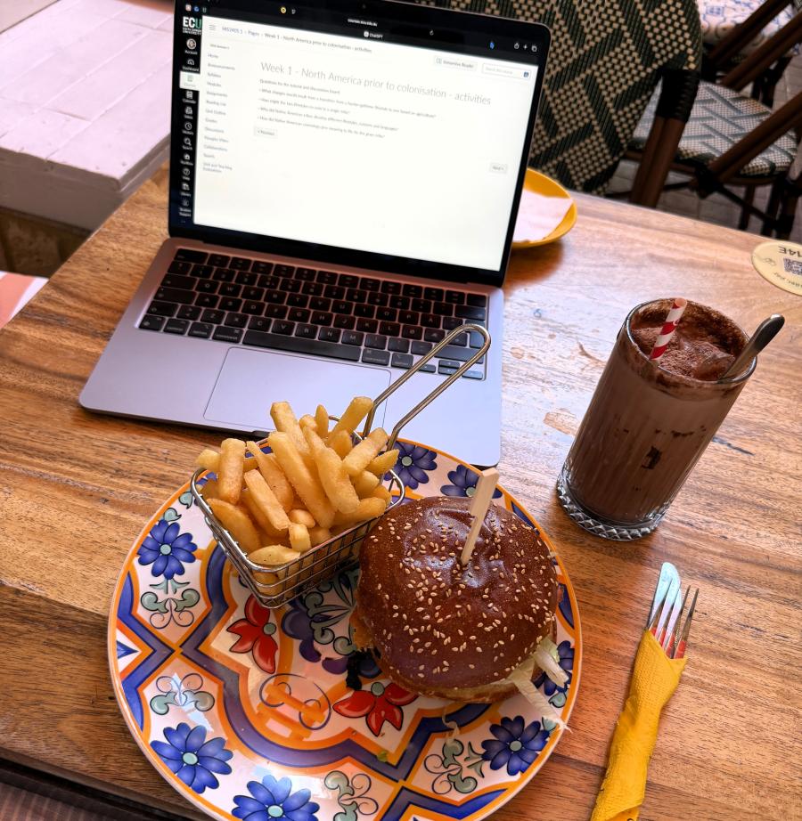 Noen ganger flyttes skolearbeidet til en kafé og kombineres med et godt måltid.