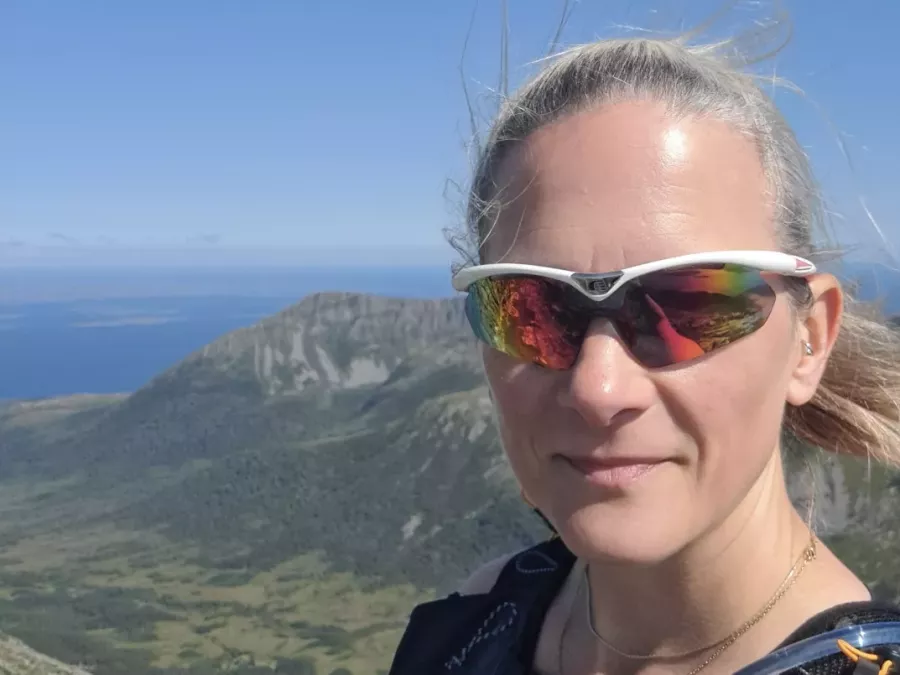 kvinne med raske solbriller på et fjell