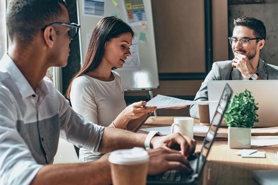 studenter studerer digital markedsføring på onh