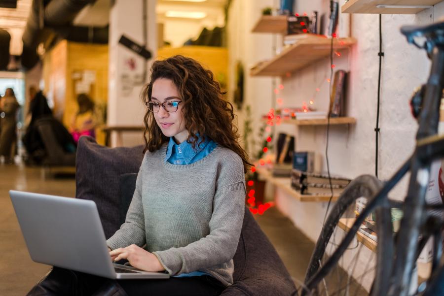 Kvinnelig studenter som sitter og jobber ved pc