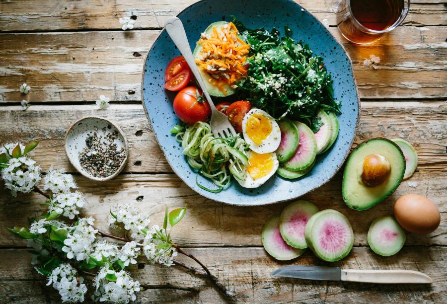 tallerken med egg og sunne råvarer