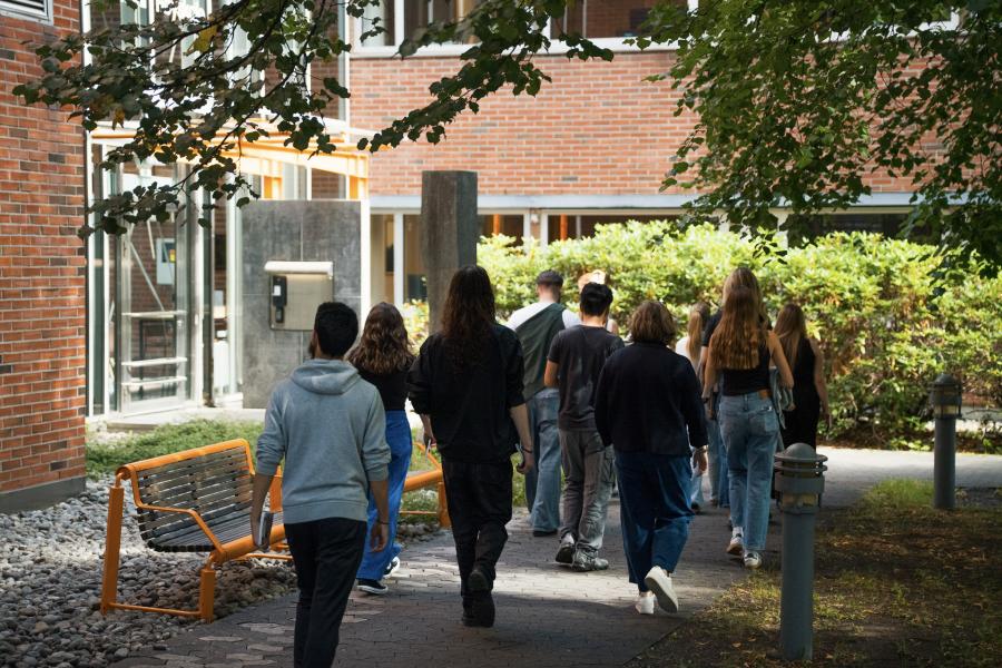 Studenter går inn på campus ONH
