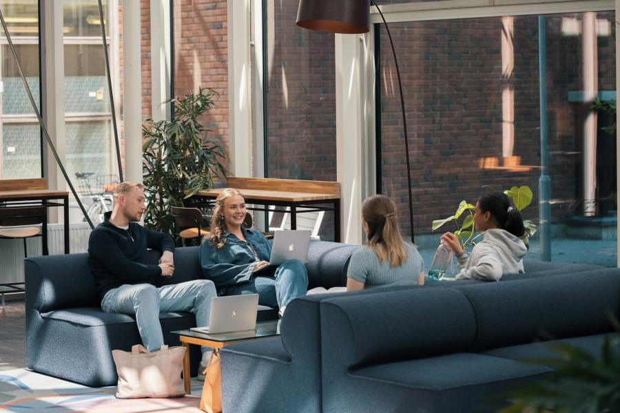 Studenter på campus ved Oslo Nye Høyskole