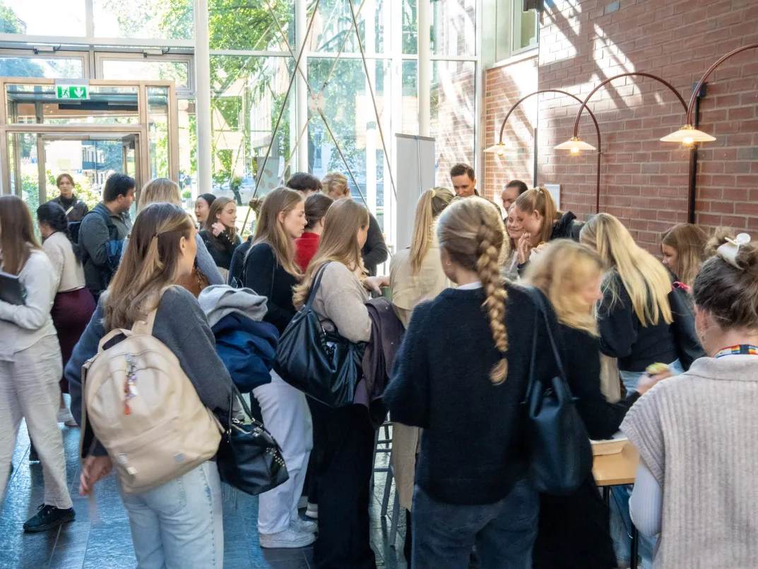 Studenter i atriumet på campus