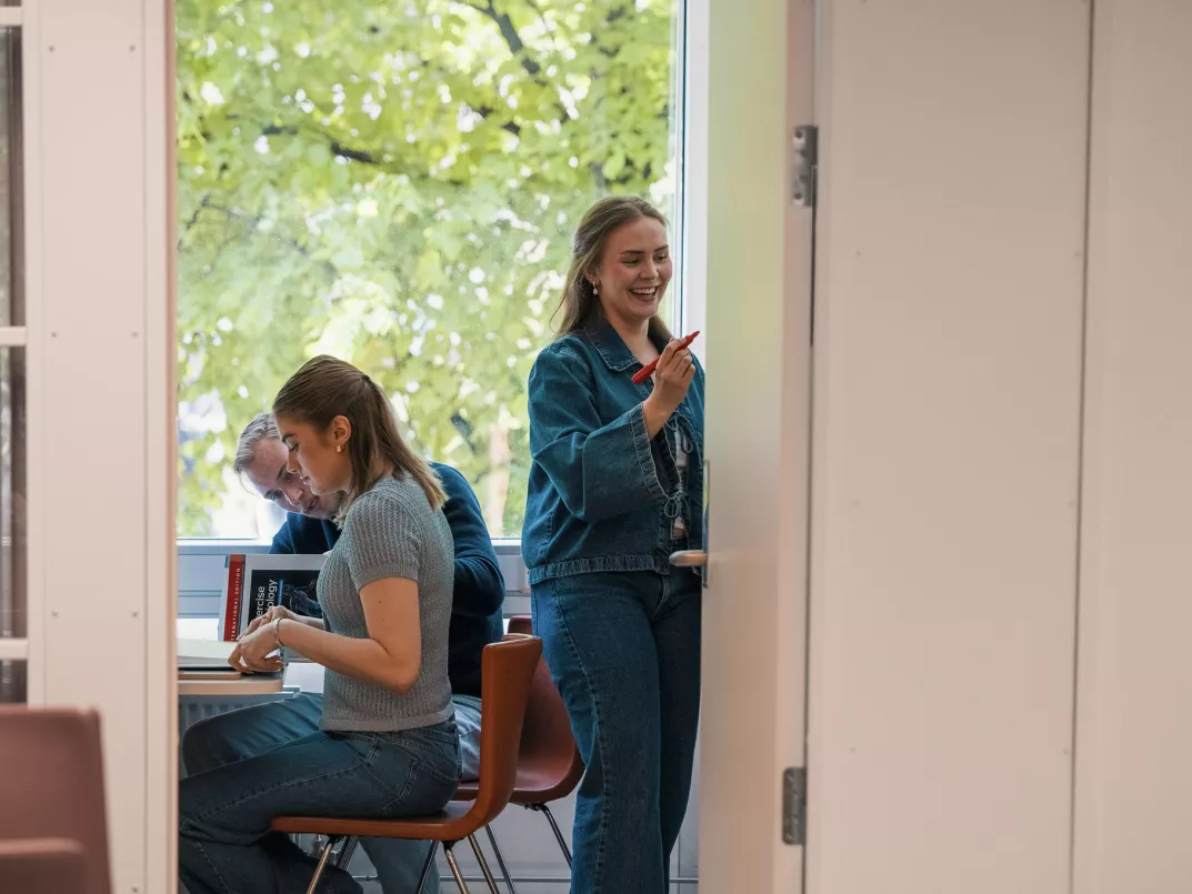 Studenter på campus