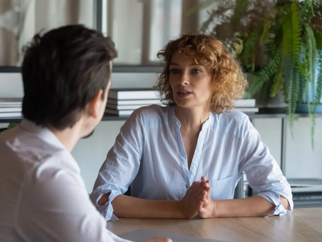 To mennesker i samtale