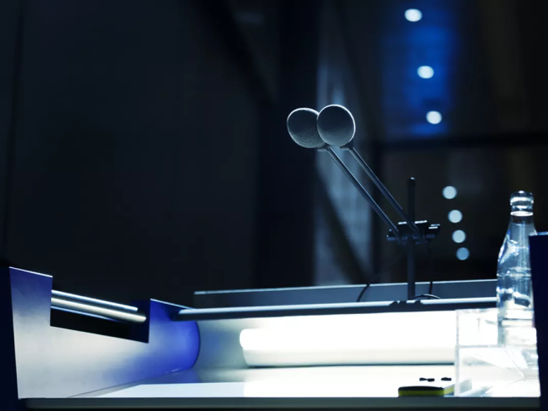 Bilde av mikrofon på talerstol