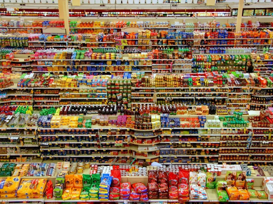 Butikkhyller med ultraprosessert mat