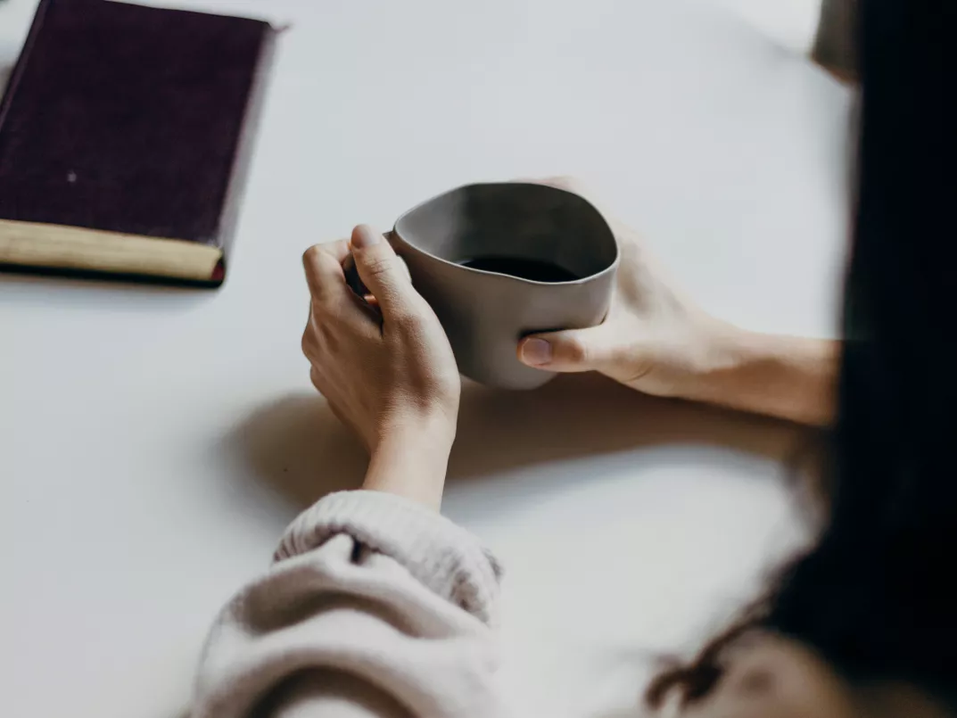 kvinne som holder en kaffekopp