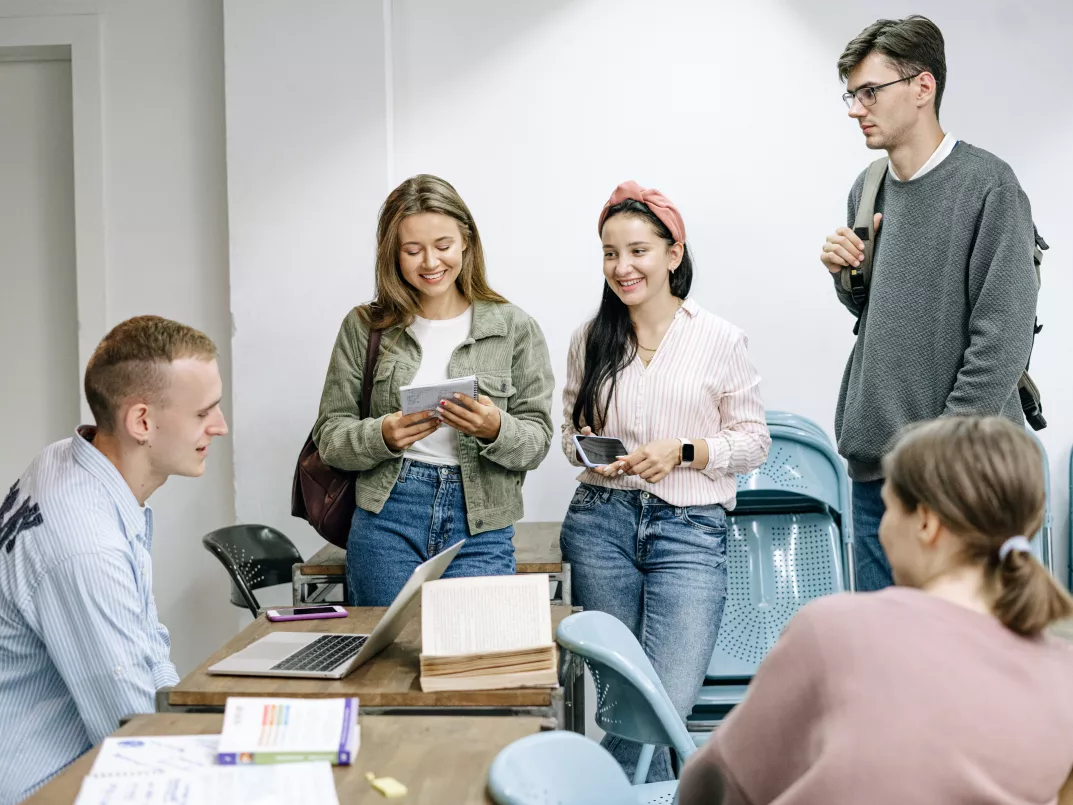 studenter jobber sammen rundt et bord