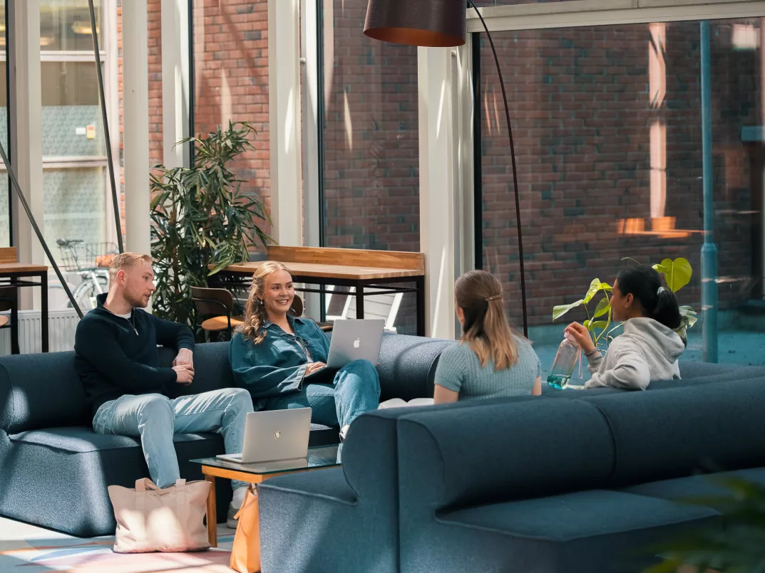 studentgruppe som sitter i atriet