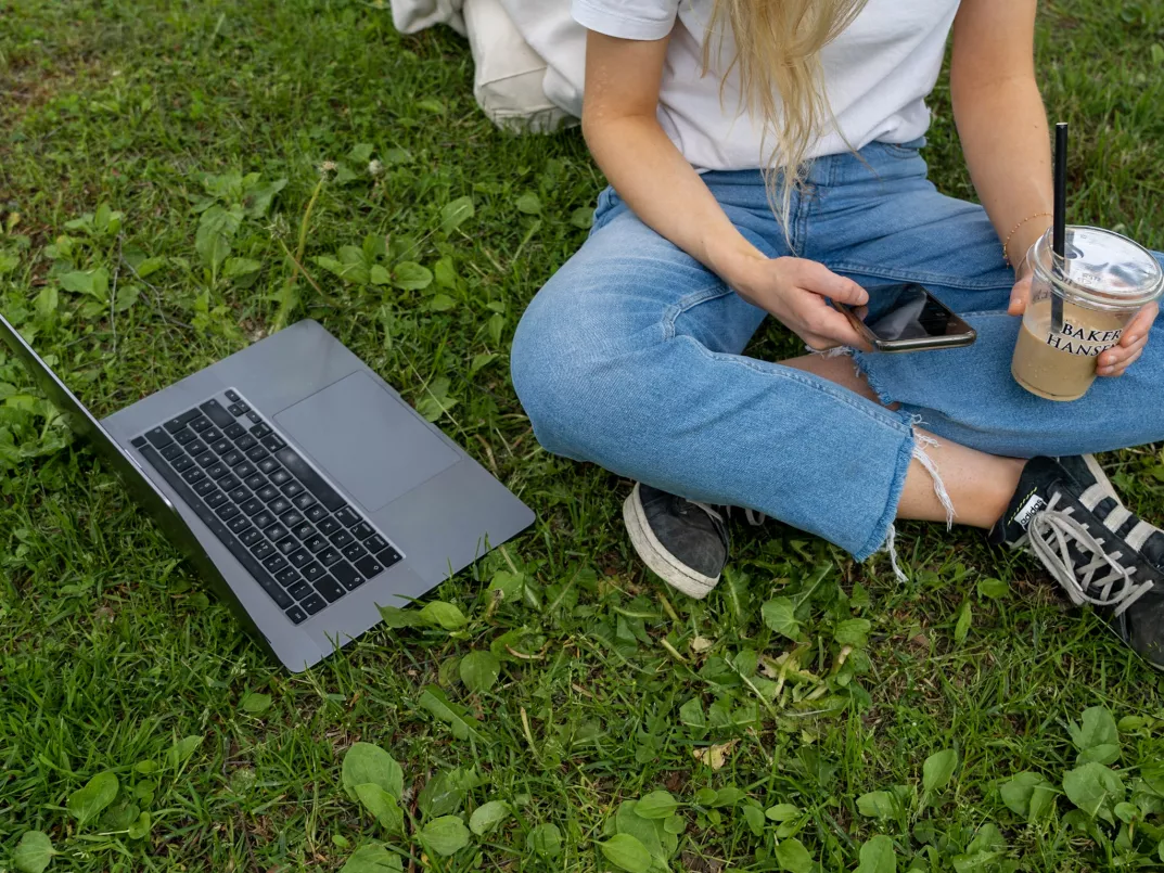 nettstudent studerer i parken