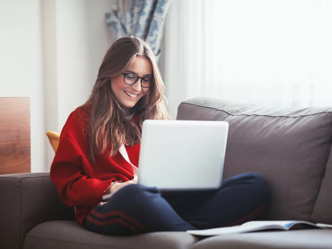 nettstudent jobber på laptop