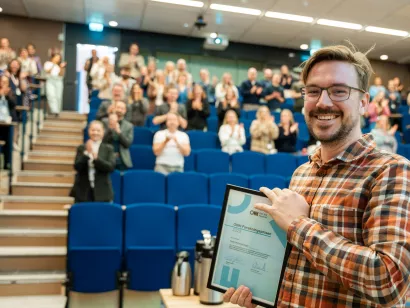 Peder fikk stående applaus av sine kollegaer under utdelingen av prisen
