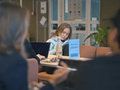 Studenter på biblioteket på campus