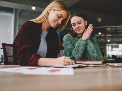 studenter studerer internasjonale studier