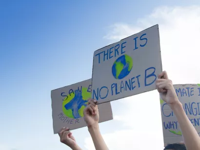 plakater med teksten "there is no planet b"