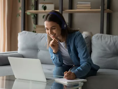 nettstudent med laptop og hodetelefoner