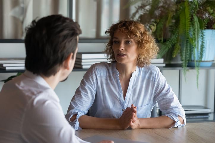 To mennesker i samtale