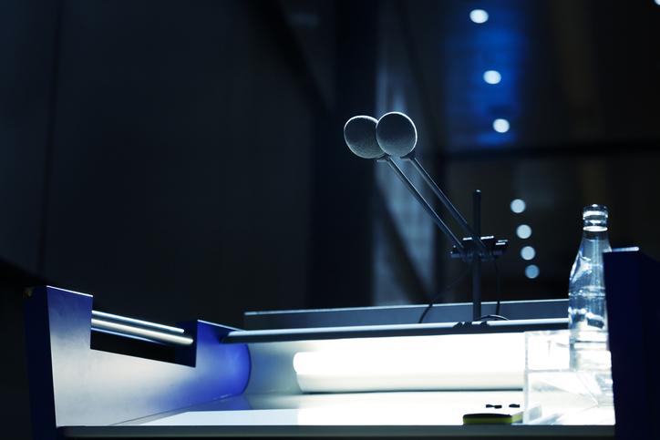 Bilde av mikrofon på talerstol
