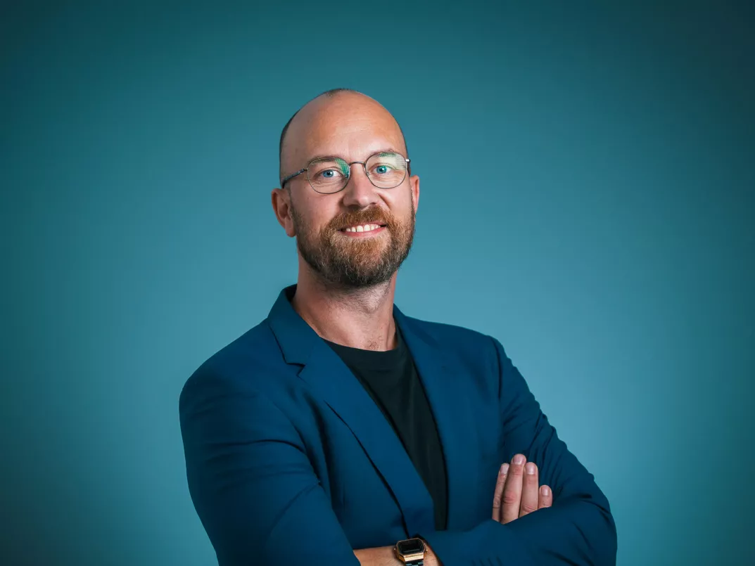 pål røren mann med blå bakgrunn 