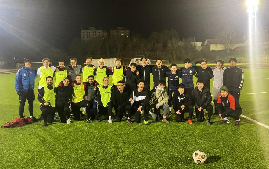 Shaya spiller på fotballaget Pécs Polar Bears. Foto: Privat