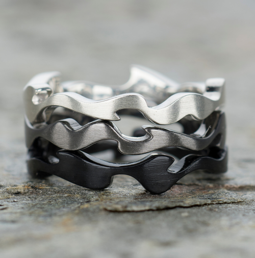3 organically-shaped, stacked rings in different tones to mimic the light & shade, illumination & concealment of camouflage