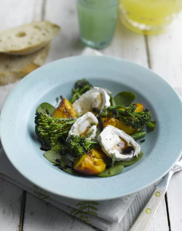 Salade estivale de brocolis Bimi® et pêches, grillés au fromage de chèvre