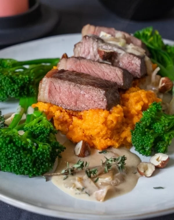 Bimi® Brokkoli mit Rinderfilet und Süßkartoffelstampf