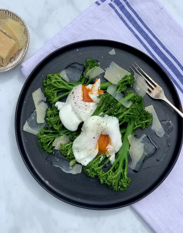 Pochierte Eier mit Bimi®, Parmesan und Trüffel-Öl