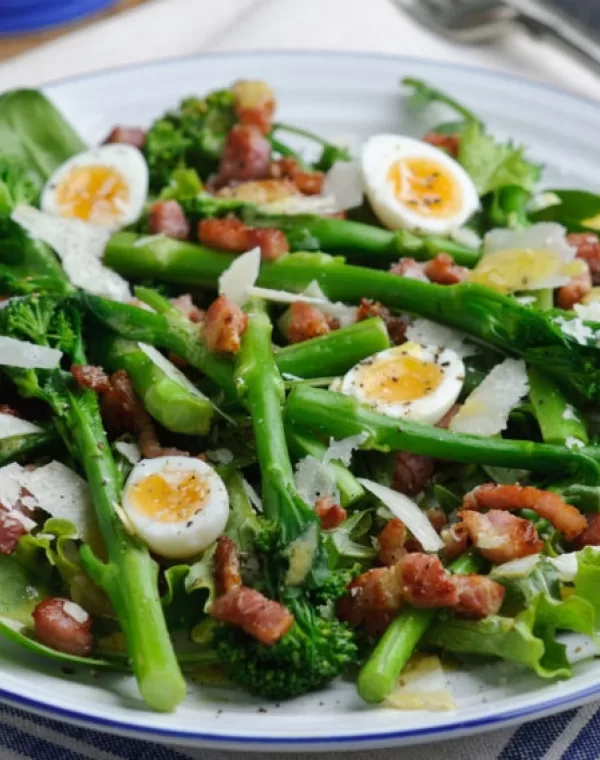 Salada morna de Bimi ® brócolos com bacon