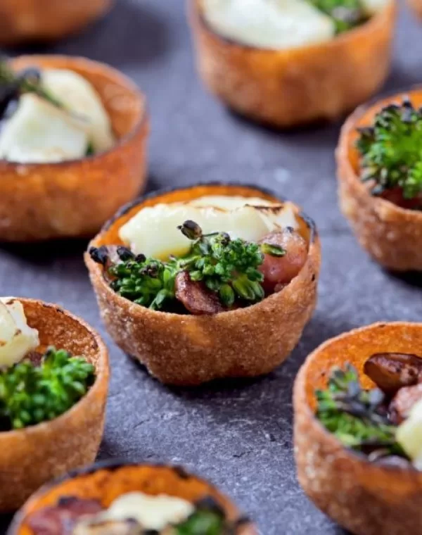 Canapés de Bimi® brócolos com bacon, cogumelos e queijo brie