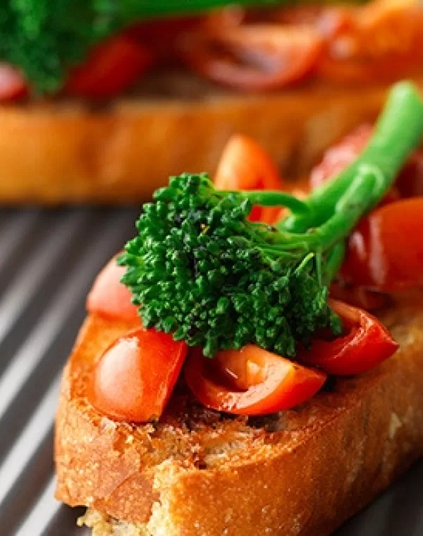 Tosta de Bimi® brócolos tomate e manjericão