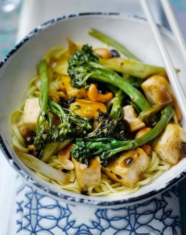 Salteado de Bimi® brócolos com tofu e caju