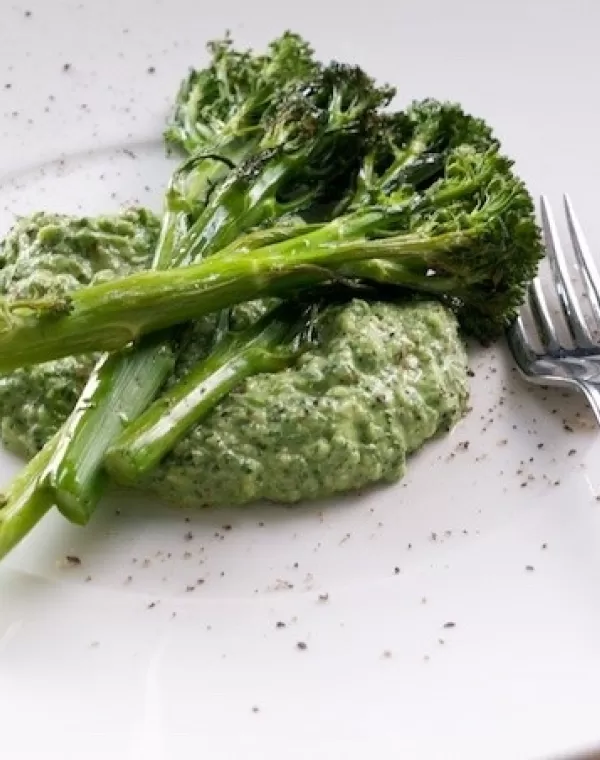 Stegt Bimi® broccoli med ramsløgspesto