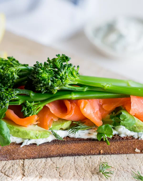 Tosta de Bimi® con salmón ahumado, aguacate queso crema